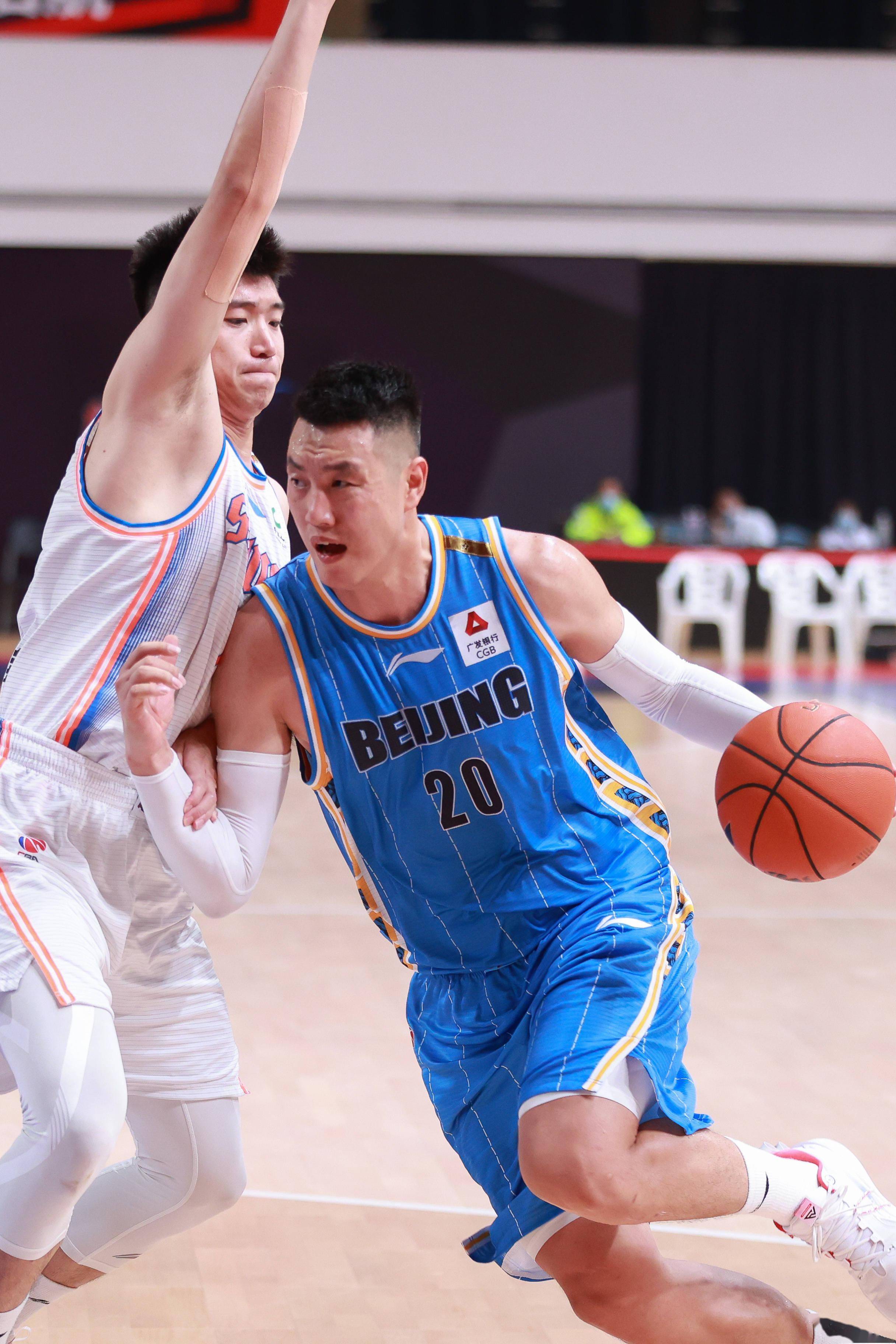 吉鲁在防守 吉鲁在防守