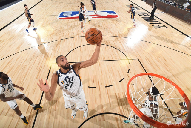 奖杯高高举 奖杯高高举